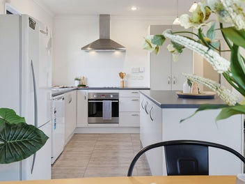 Double Glazed, Low Maintenance, Walk to Shops