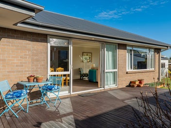 Modern Huntsbury Living - Vendor Wants Sold!