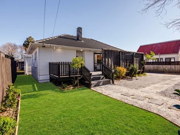 Renovated 4+Study | 2 Kitchens | Income Potential