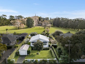 Leasehold Character - Direct Cornwall Park Access