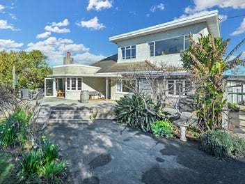 Prestigious Frimley living on Lyndhurst