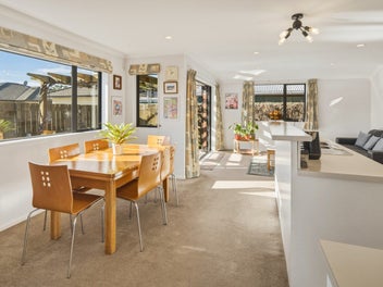 Inner circle townhouse, vendor relocating