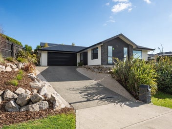 A Family Favourite with Hilltop Views!