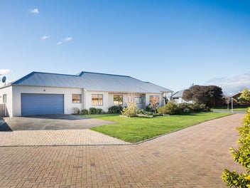 Generous & Modernised Living - Convenient Location