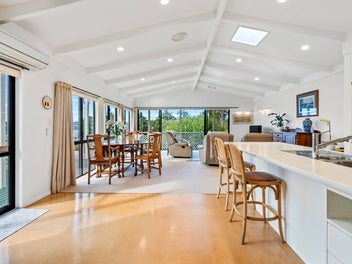 Roslyn Living with Views, Sun & Flexibility