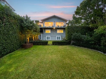 Golden Mile Hamptons Elegance | Lake Views