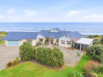 Pier 37 – Luxury on Longbeach Drive
