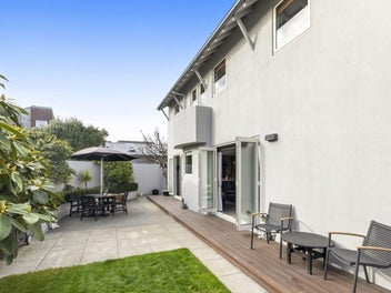 Standalone townhouse where city meets park