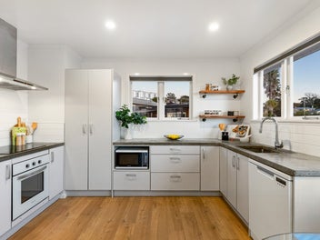 Sunny Coastal Character - Meets Modern Living