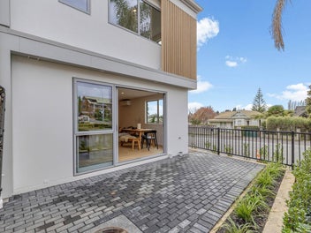 Corner Unit | Brand New | Freehold Title