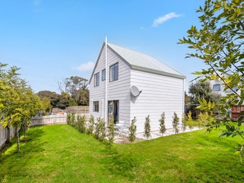 Modern Living on a 458sqm Freehold Section