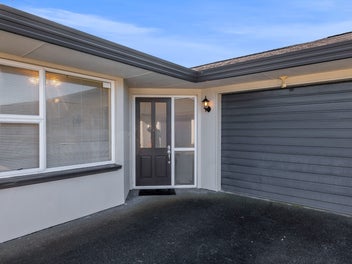 TOWNHOUSE + LOCATION!