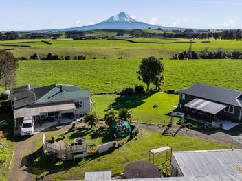 High profile rural zoned site with large storage
