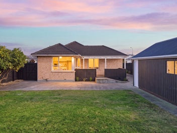 Beautifully Renovated Family Home – Bonus Studio