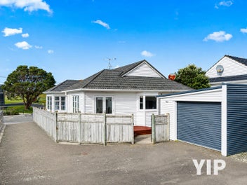 Single Level, Central Living? YIP!