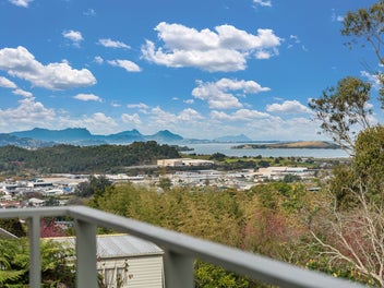 Not Average 1 bed! 150sqm, 2 Toilets & Potential