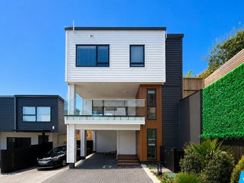 Modern 3-Bedroom Family Townhouse with Sea Views