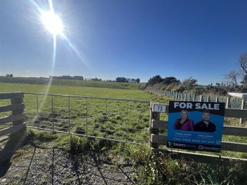 TEAM LEWIS - CLOSE TO BULLS AND RNZAF BASE OHAKEA