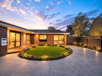 2 BEDDIE WITH 2 BATHROOMS - BRICK TILE