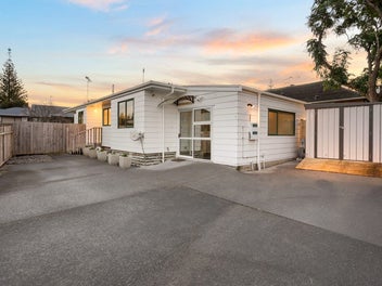 RENOVATED. FREEHOLD. COMMITTED SELLER.