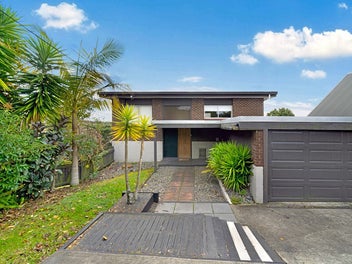 Sweeping Views & Perfect Family Living!