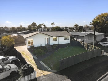 FULLY RENOVATED, DOUBLE GARAGE + UTILITY ROOM