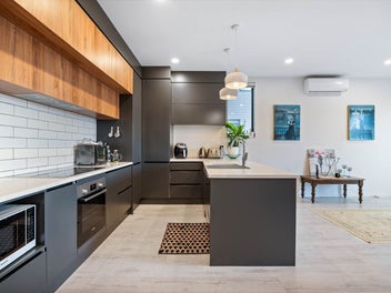 Sunny End-Unit Living with a Reserve Frontage