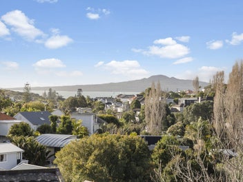 SINGLE LEVEL LIVING WITH SUPERB VIEWS