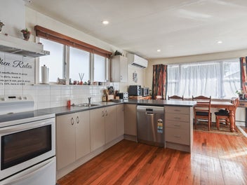 * UNDER OFFER * Room for a camper van.