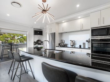 Prime Avenue cul-de-sac with views