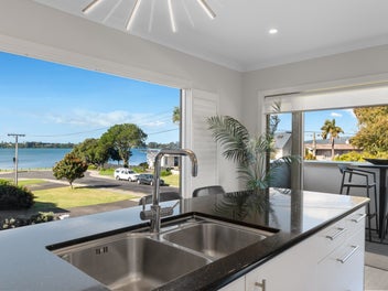 Prime Avenue cul-de-sac with views