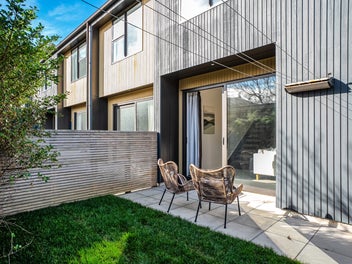 SUNNY, SPACIOUS - EASY, COASTAL LIVING!