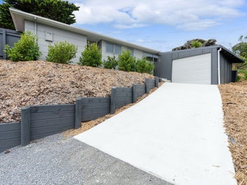 Easy-care coastal living in Peka Peka
