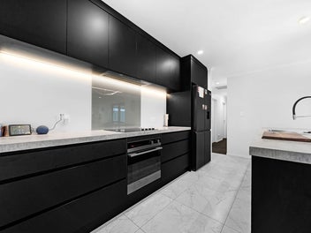 Modern Family Living on Prestigious Hitchen Road,