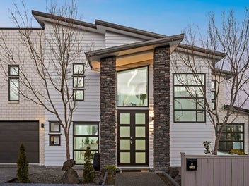 Luxury Living with Spectacular Harbour Views