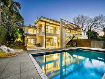 Timeless Elegance Overlooking Lake Pupuke