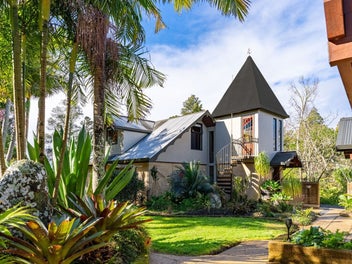 A Rare Multigenerational Retreat on the Hilltop