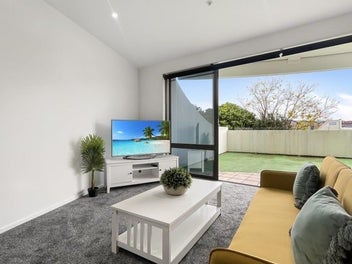 Sun-Drenched Living at The Mirage, Parnell