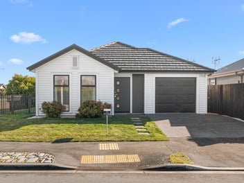 Modern, Easy-Care Living in a Prime Location!