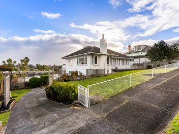 CLASSIC KIWI HOME, FULL SITE & VIEWS!