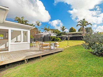 Classic Kiwi Living on 696sqm of Freehold Land