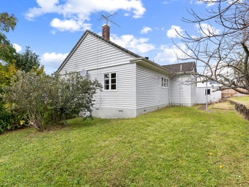 Elevated 981sqm freehold site