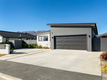 Executive Contemporary Living in Gair Estate