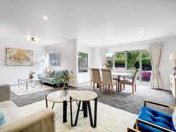 Private Free Standing Cul de Sac Living