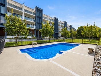 LOCK UP, LEAVE OR LOUNGE POOLSIDE