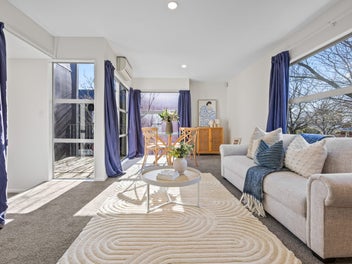Sunny City-Fringe Living Near Hagley Park