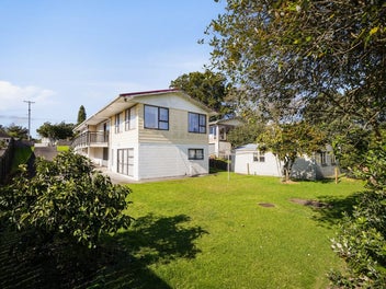 Do-Up 6-Bedroom Home in Top Location