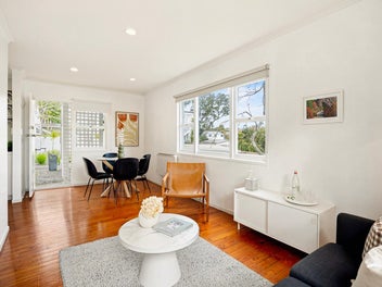 Sunny Corner Unit in Peaceful City-Fringe Setting