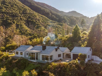 An exclusive enclave above Wilson Bay