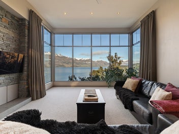 An exclusive enclave above Wilson Bay